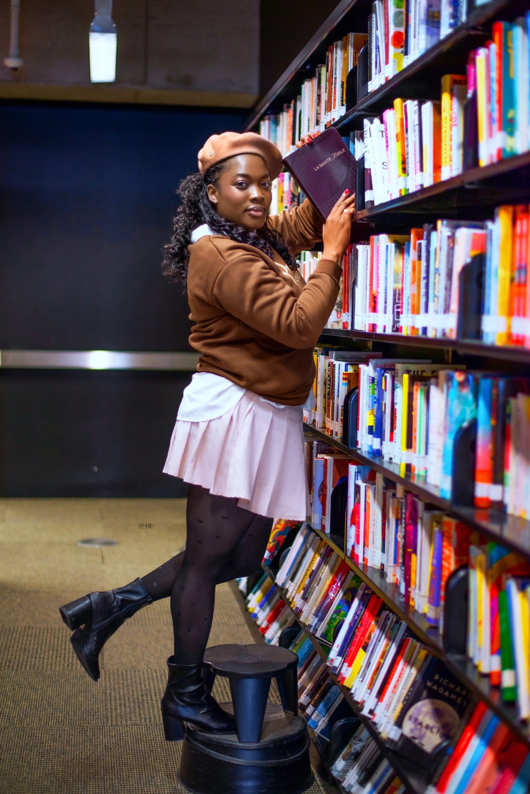 HERMIONE AU BIBLIOTHEQUE