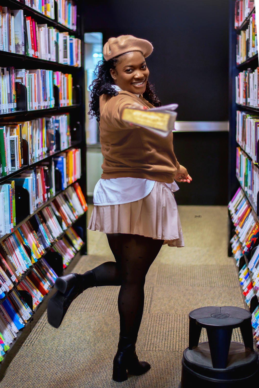 HERMIONE AU BIBLIOTHEQUE